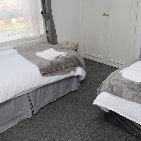Superb 3 Bedroom Flat In Стаффорд Экстерьер фото