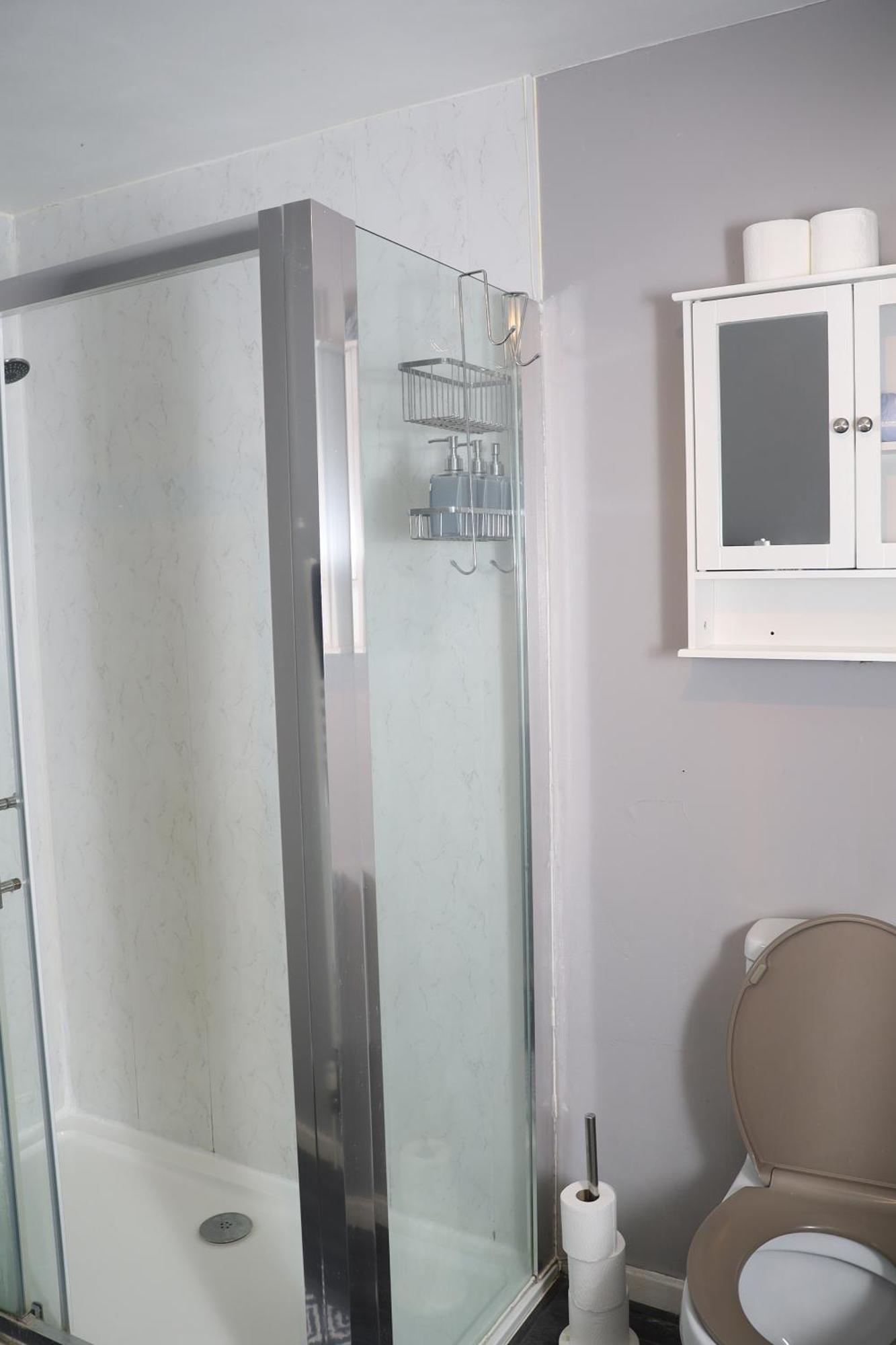 Superb 3 Bedroom Flat In Стаффорд Экстерьер фото