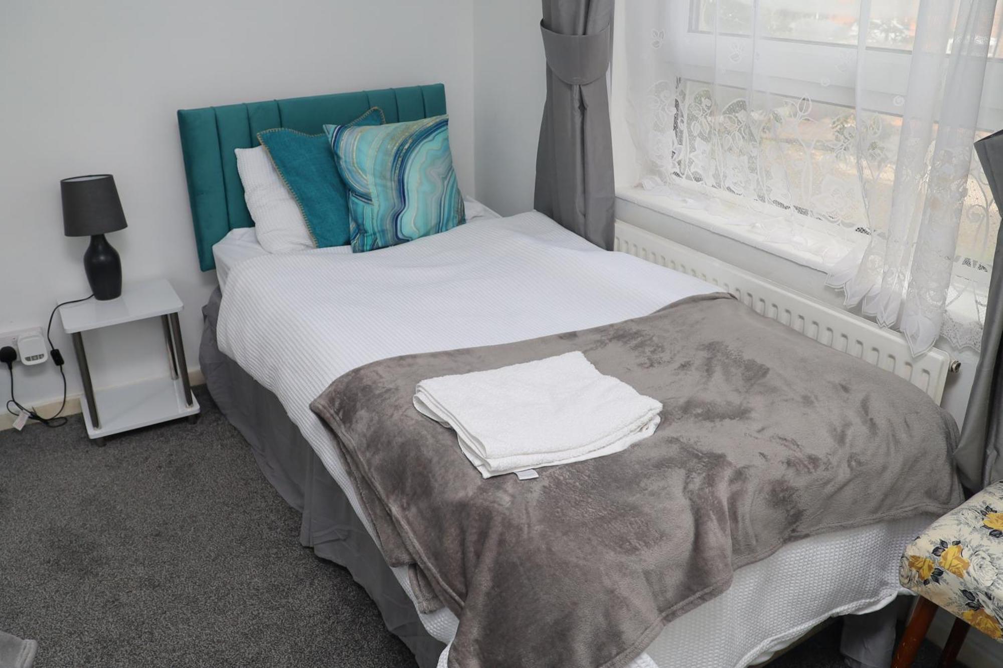 Superb 3 Bedroom Flat In Стаффорд Экстерьер фото