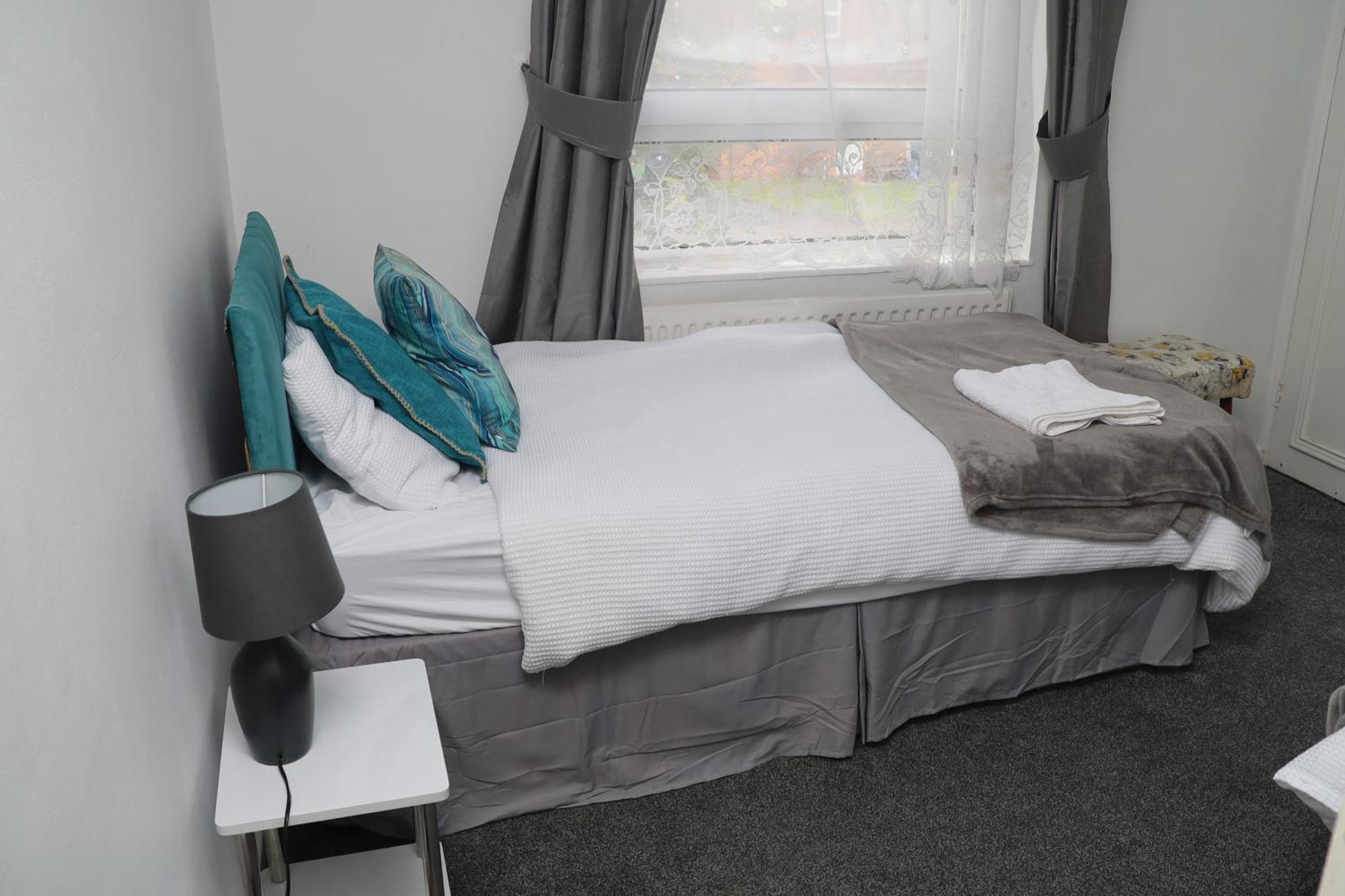 Superb 3 Bedroom Flat In Стаффорд Экстерьер фото