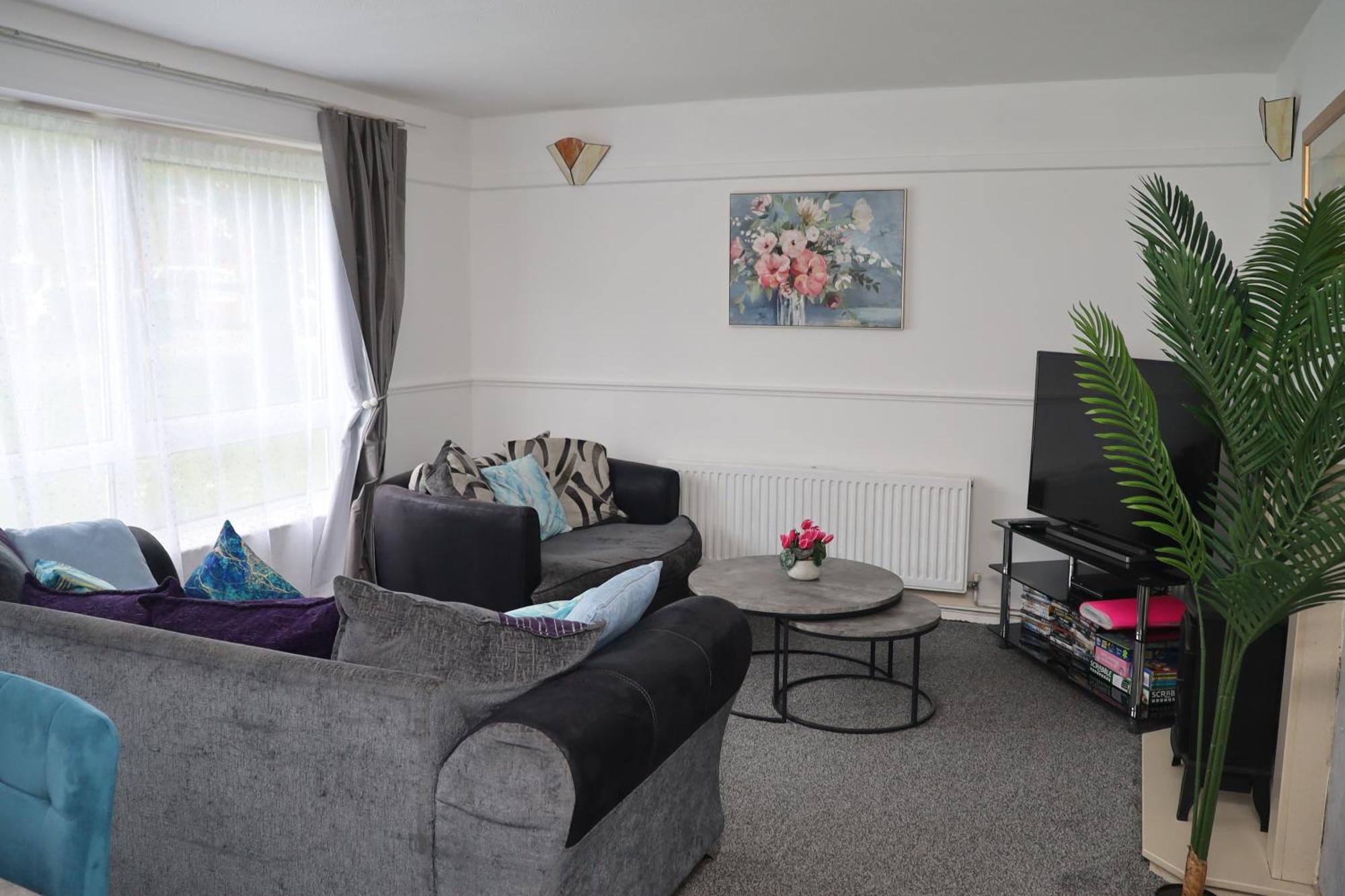Superb 3 Bedroom Flat In Стаффорд Экстерьер фото